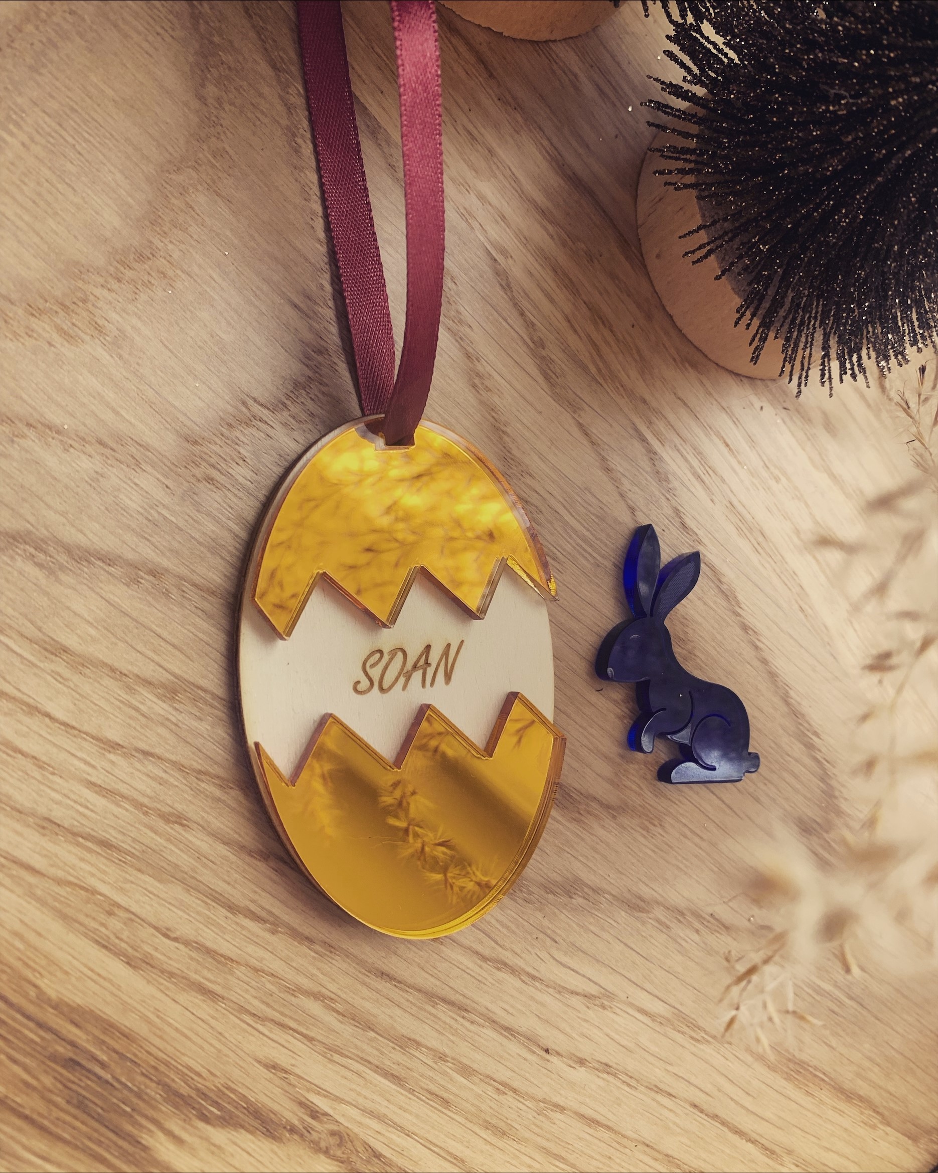 suspension poussin dans sa coquille