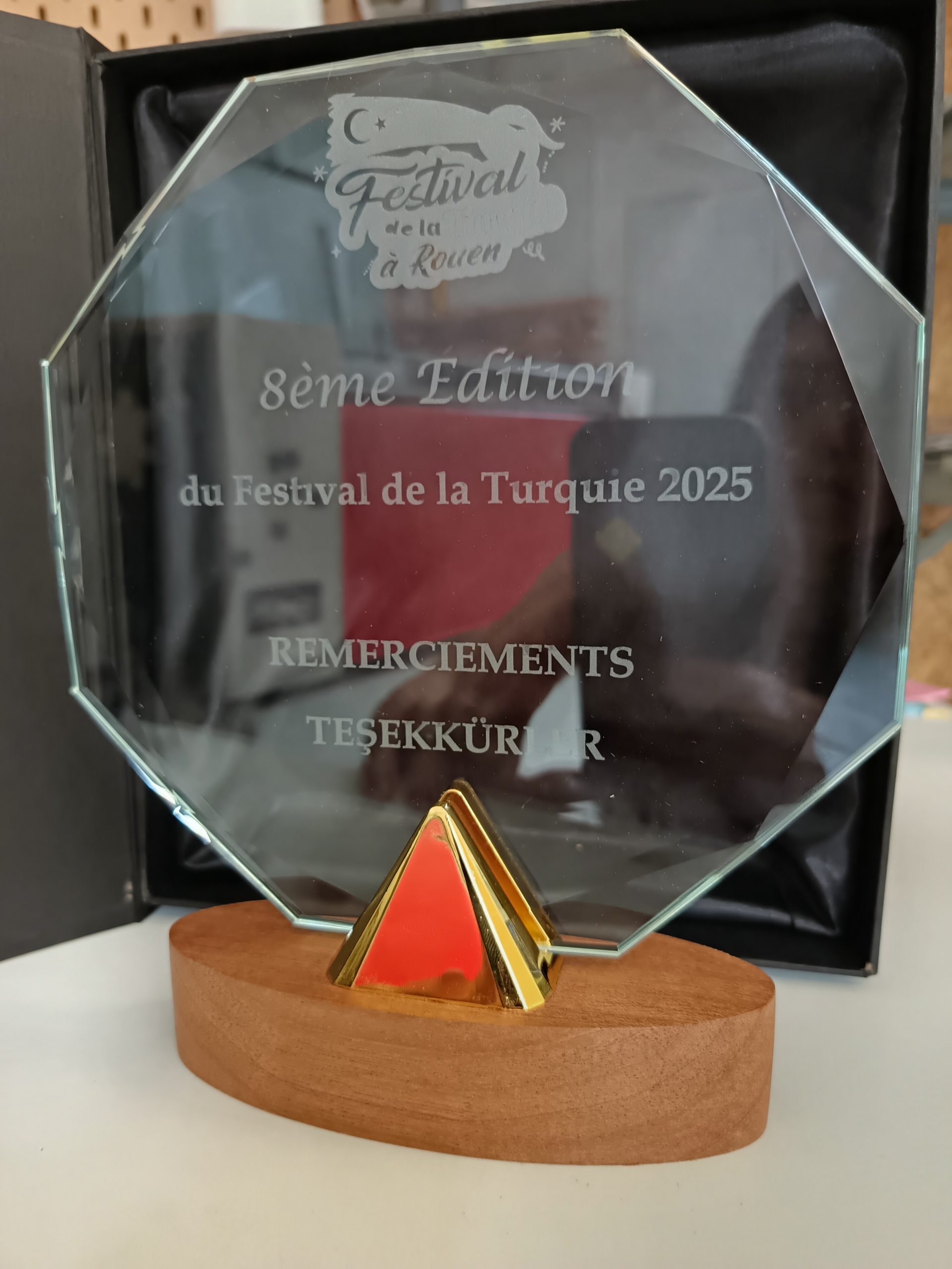 Trophée en verre personnalisé avec coffret offert – Image 3